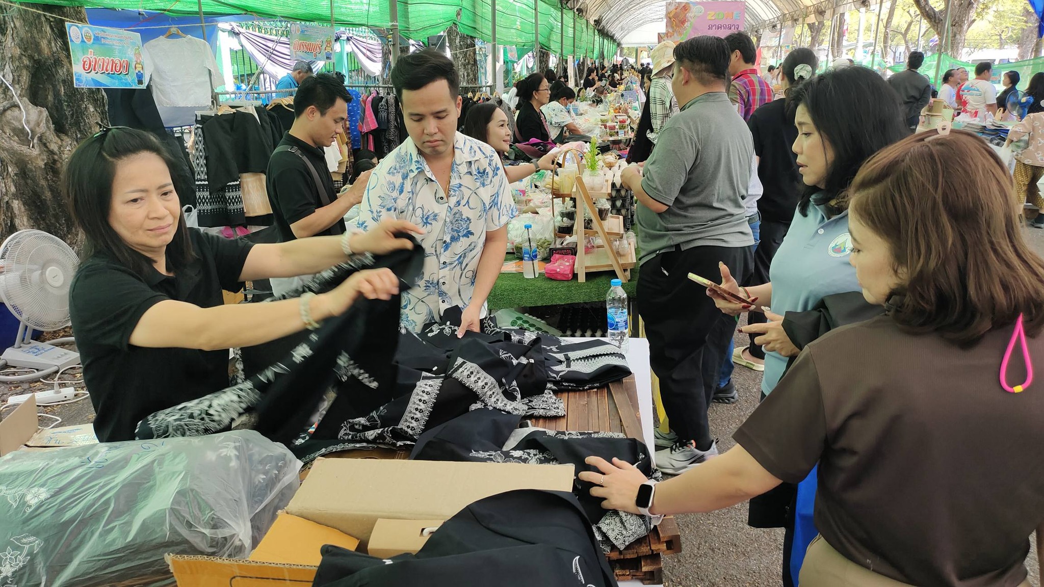 title - ส.ป.ก.สตูล ร่วมออกร้านจำหน่ายสินค้าเนื่องในวันคล้ายวันสถาปนา ส.ป.ก. ครบรอบ 51 ปี ณ ส.ป.ก. ถนนราชดำเนินนอก กทม.